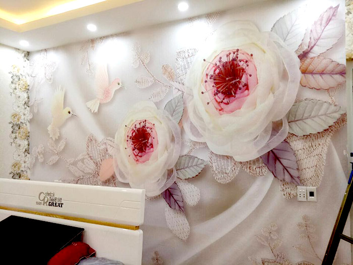 Ảnh thi công tranh 3D dán tường phòng khách chủ đề hoa rất đẹp và sang trọng