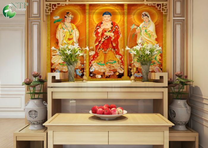Tranh Tam Thế Phật được treo ở phòng thờ