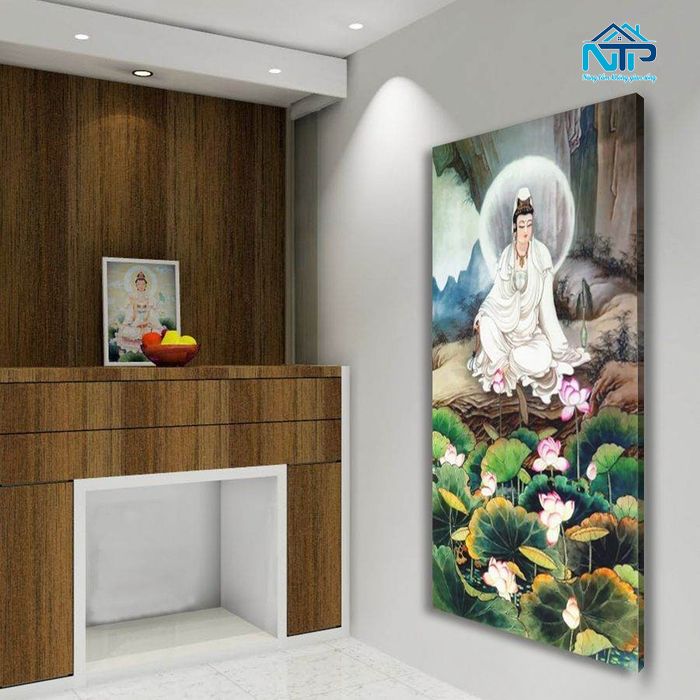 Tranh được treo trang trọng trong phòng thờ