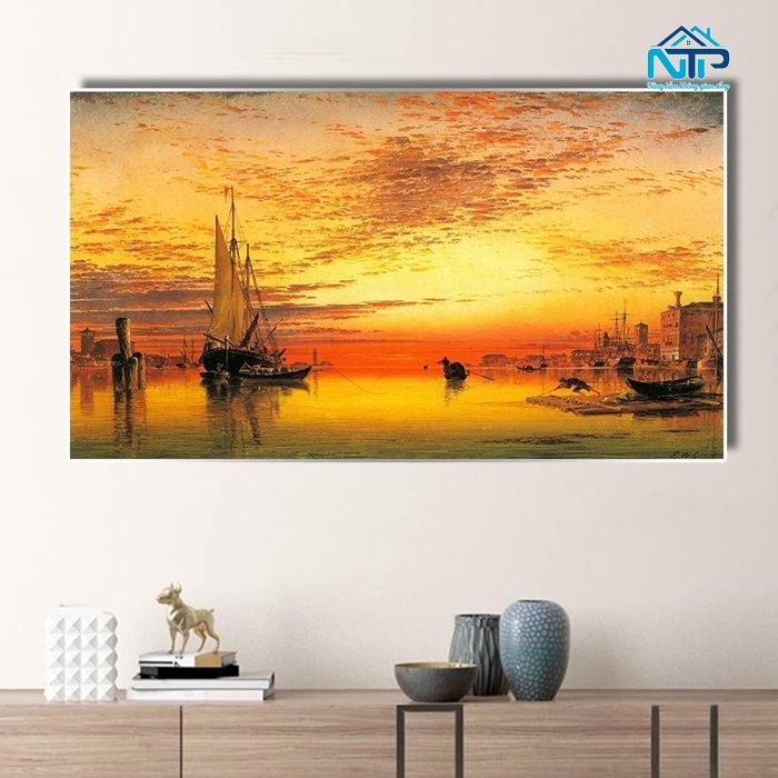 Hình ảnh đoàn tàu lênh đênh trên biển chiều tối