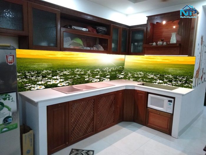 Tranh in trên kính khu vực nấu nướng, dễ vệ sinh