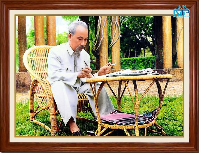 Bức tranh Bác Hồ đẹp và được yêu thích nhất với hình ảnh Bác ngồi làm việc trên ghế mây