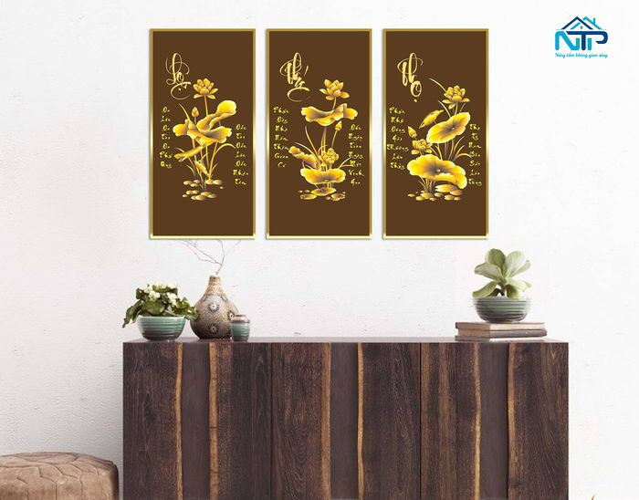 Tranh kết hợp màu nâu - vàng tạo cảm giác cổ điển