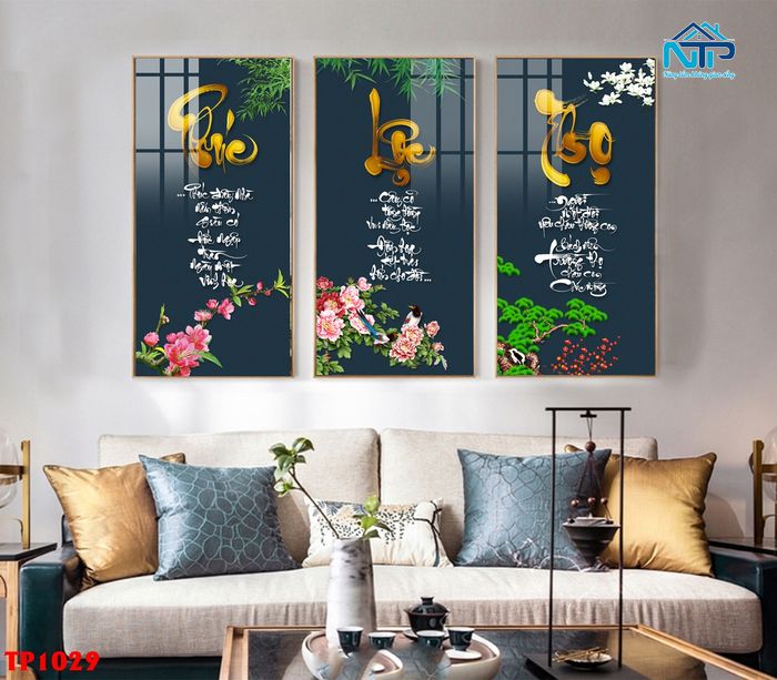 Tranh được treo ở nhiều khu vực trong nhà